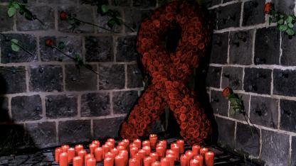 Solidaritätsschleife aus roten Rosen am AIDS-Memorial